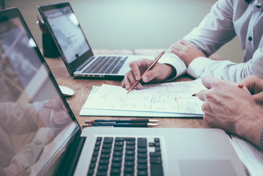 Bewerbungsunterlagen, Laptop und Notizen — Bewerbungstraining